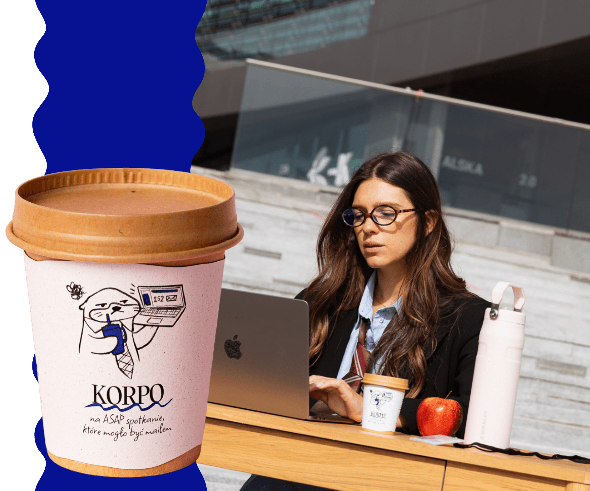 korpo korporacja kobieta za biurkiem